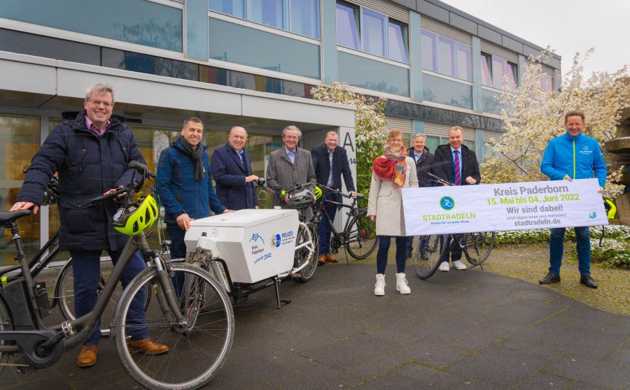 Rufen gemeinsam zur Teilnahme beim Stadtradeln auf: (v.l.) Uwe Gockel (Borchen), Burkhardt Schwuchow (Büren), Landrat Christoph Rüther, Michael Dreier (Paderborn), Christoph Wittler (allgemeiner Vertreter des Bad Wünnenberger Bürgermeisters), Ute Dülfer (Lichtenau), Michael Berens (Hövelhof), Ulrich Lange (Bad Lippspringe), Ulrich Berger (Salzkotten). Die Bürgermeister Mathias Möller (Altenbeken) und Werner Peitz (Delbrück) konnten nicht an dem Fototermin teilnehmen. Foto: Kreis Paderborn, Julian Sprenger Rufen gemeinsam zur Teilnahme beim Stadtradeln auf: (v.l.) Uwe Gockel (Borchen), Burkhardt Schwuchow (Büren), Landrat Christoph Rüther, Michael Dreier (Paderborn), Christoph Wittler (allgemeiner Vertreter des Bad Wünnenberger Bürgermeisters), Ute Dülfer (Lichtenau), Michael Berens (Hövelhof), Ulrich Lange (Bad Lippspringe), Ulrich Berger (Salzkotten). Die Bürgermeister Mathias Möller (Altenbeken) und Werner Peitz (Delbrück) konnten nicht an dem Fototermin teilnehmen. Foto: Kreis Paderborn, Julian Sprenger